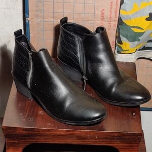 Eva & Zoe Women’s leather designer boots - black Size 9